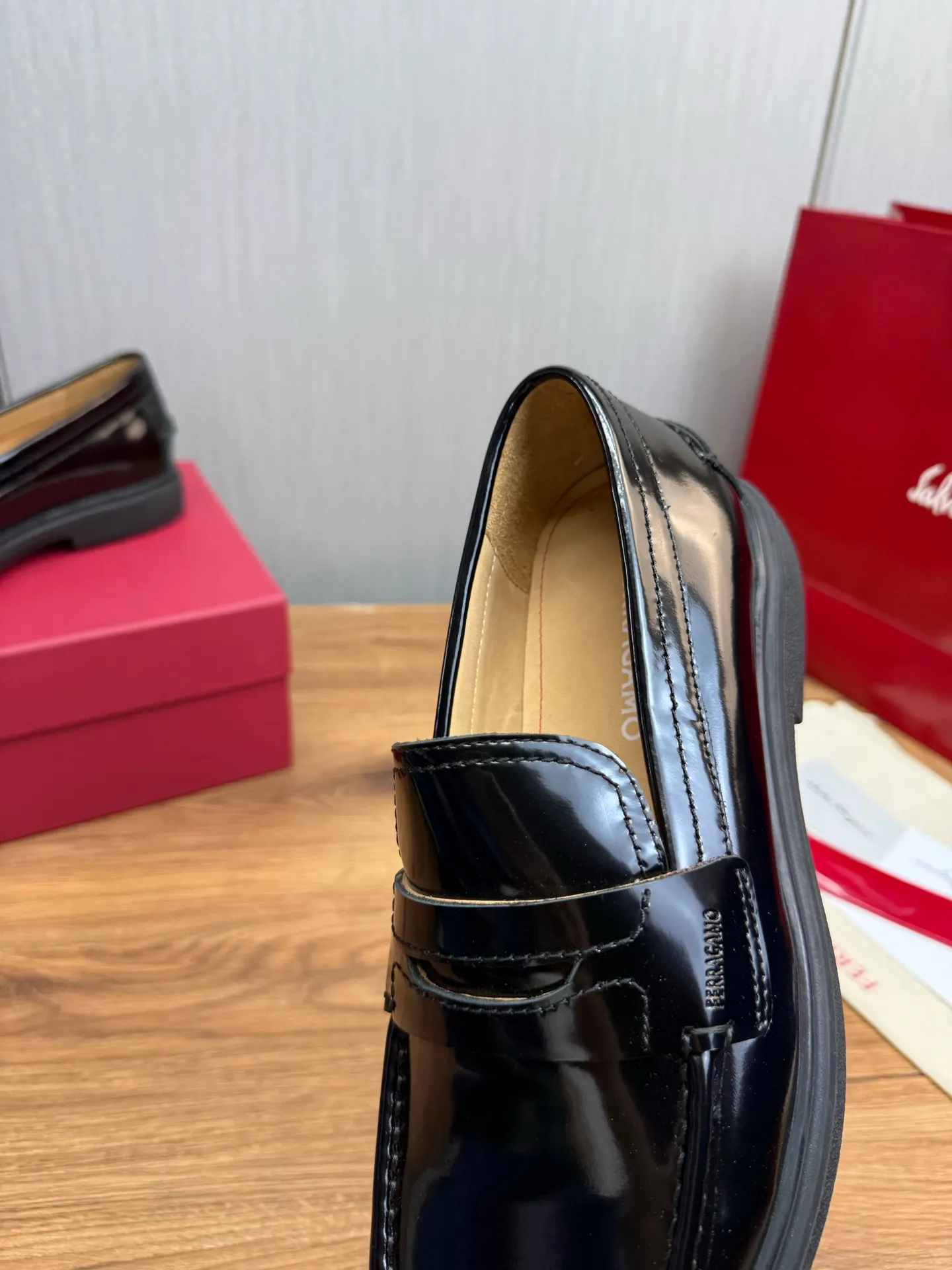 Men's shoes 💰800💰 Ferragamo. [Ferragamo] Men's Loaf leather shoes, the latest hot style, 1:1 original purchase quality, top quality, imported open-edge beaded cowhide leather on the upper, hand-made three-dimensional stitching highlights the round toe design, the inner feet are made of imported cowhide, with original wear-resistant rubber outsole, matching code 39-44, (38, 45 custom-made, non-refundable)